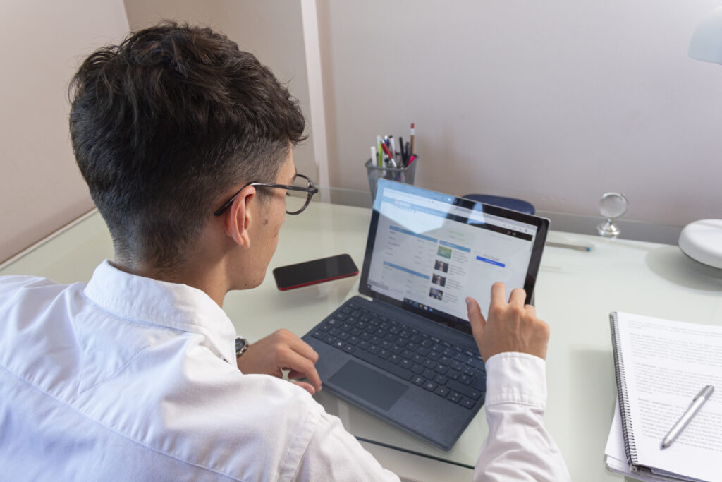 Ingeniero informático trabajando en oficina con laptop
