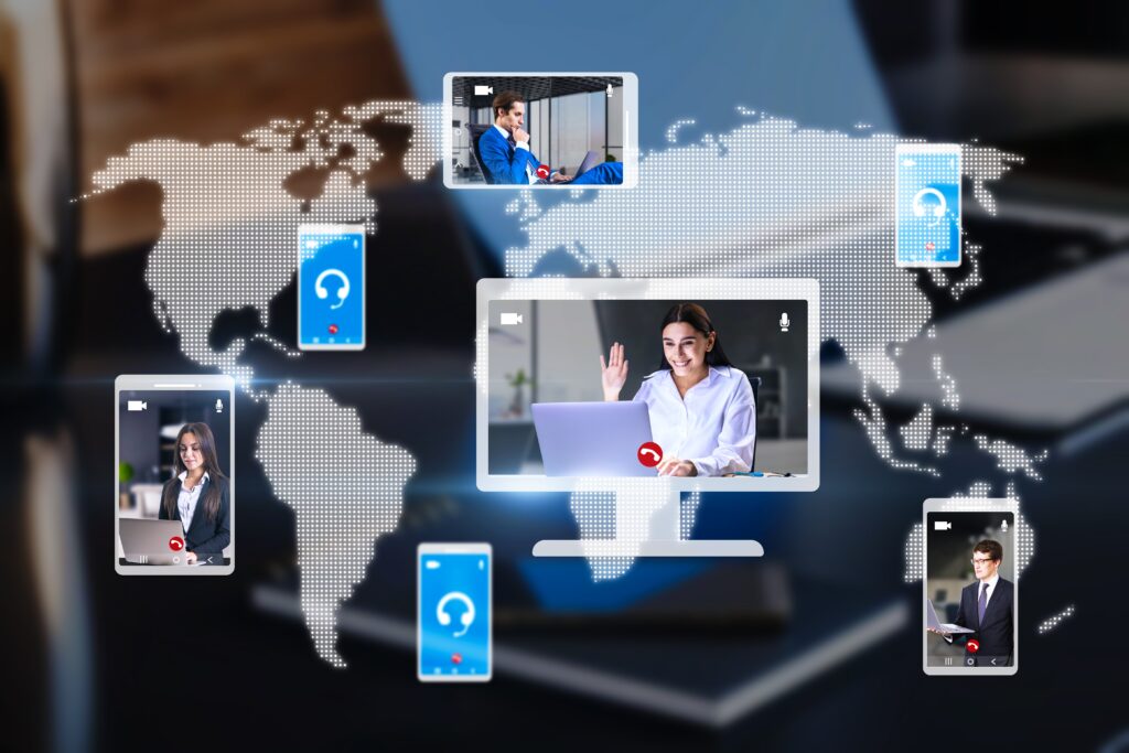Foto de comunicación entre dispositivos con mapa mundial de fondo